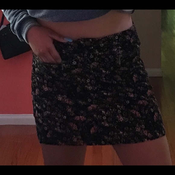skirt - Picture 2 of 5